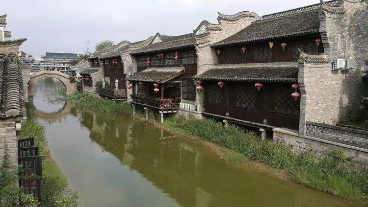 救援年轻女歌手